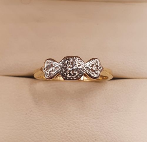 art deco diamond trilogy on platinum 9ct gold band ring size l - CATEGORY: ANTIQUE JEWELLERY - DATED 1930