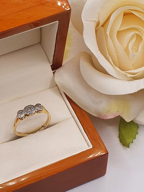 ART DECO DIAMOND TRILOGY ON PLATINUM 9CT GOLD BAND RING SIZE L - ADDITIONAL PHOTO 5