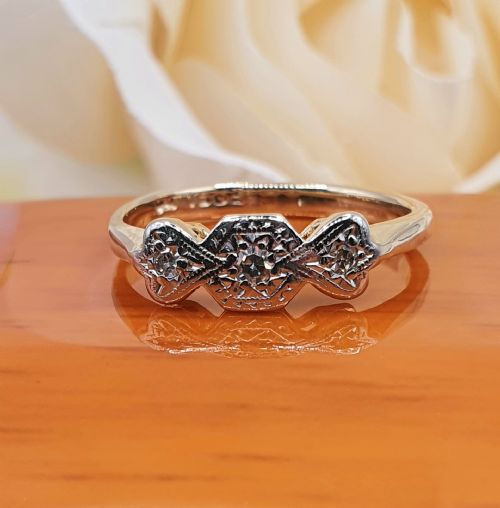 ART DECO DIAMOND TRILOGY ON PLATINUM 9CT GOLD BAND RING SIZE L - ADDITIONAL PHOTO 6