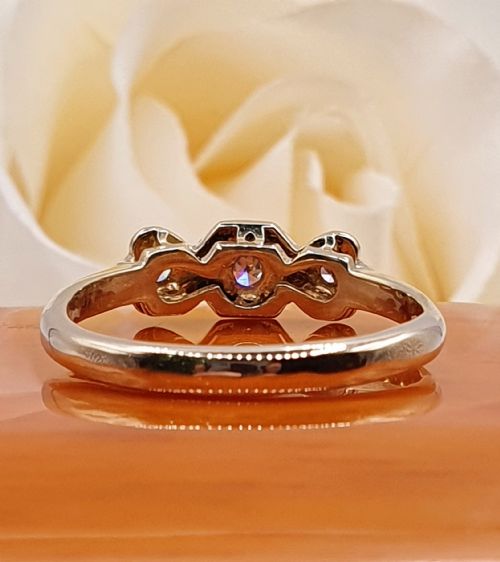 ART DECO DIAMOND TRILOGY ON PLATINUM 9CT GOLD BAND RING SIZE L - ADDITIONAL PHOTO 7