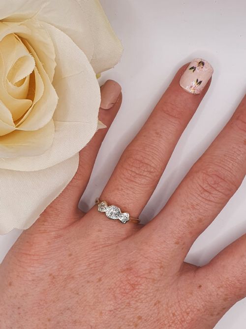 ART DECO DIAMOND TRILOGY ON PLATINUM 9CT GOLD BAND RING SIZE L - ADDITIONAL PHOTO 8