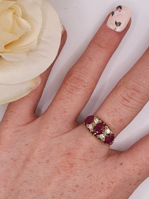 RUBY DIAMOND 18CT GOLD TRILOGY RING SIZE O - ADDITIONAL PHOTO 8