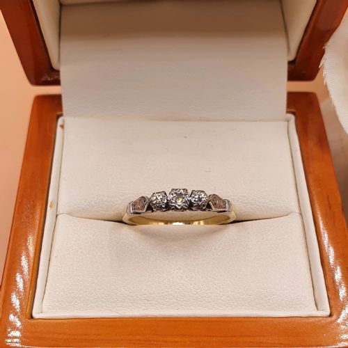 art deco diamond platinum shoulder trilogy ring size o - CATEGORY: ANTIQUE JEWELLERY - DATED 1930