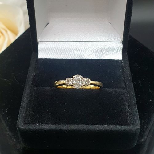 VINTAGE DIAMOND TRILOGY ON 18CT GOLD BAND SIZE N - ADDITIONAL PHOTO 1