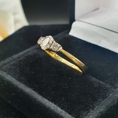 VINTAGE DIAMOND TRILOGY ON 18CT GOLD BAND SIZE N - ADDITIONAL PHOTO 2