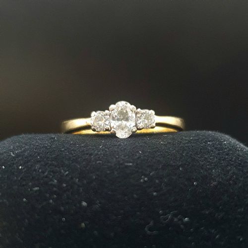 VINTAGE DIAMOND TRILOGY ON 18CT GOLD BAND SIZE N - ADDITIONAL PHOTO 5
