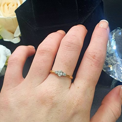 VINTAGE DIAMOND TRILOGY ON 18CT GOLD BAND SIZE N - ADDITIONAL PHOTO 8