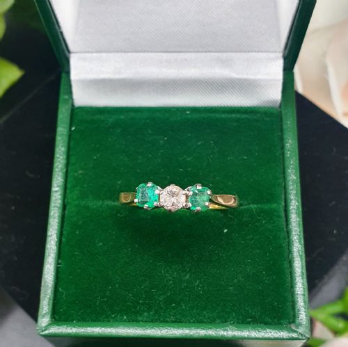 EMERALD DIAMOND TRILOGY RING ON 18CT GOLD SIZE N - ADDITIONAL PHOTO 5