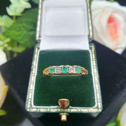 emerald diamond trilogy ring on 9ct gold size p - CATEGORY: ANTIQUE JEWELLERY - DATED 1940