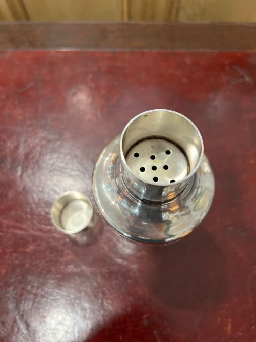ENGLISH ART DECO SILVER PLATED COCKTAIL SHAKER WITH SLEEVE TOP C1950 - ADDITIONAL PHOTO 3