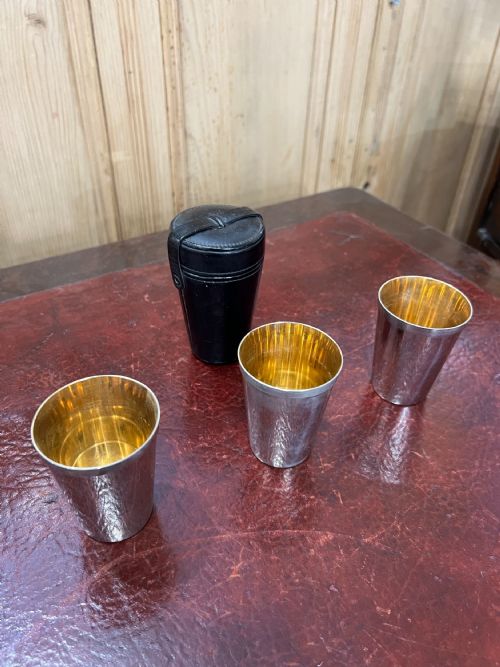 WILLIAMS STIRRUP CUPS WITH GOLD GILT INNER LEATHER CASE C1930S - ADDITIONAL PHOTO 1