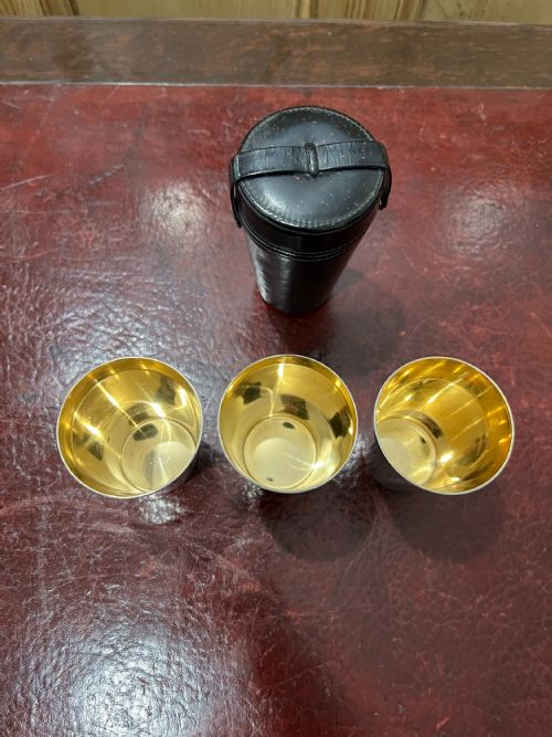WILLIAMS STIRRUP CUPS WITH GOLD GILT INNER LEATHER CASE C1930S - ADDITIONAL PHOTO 2
