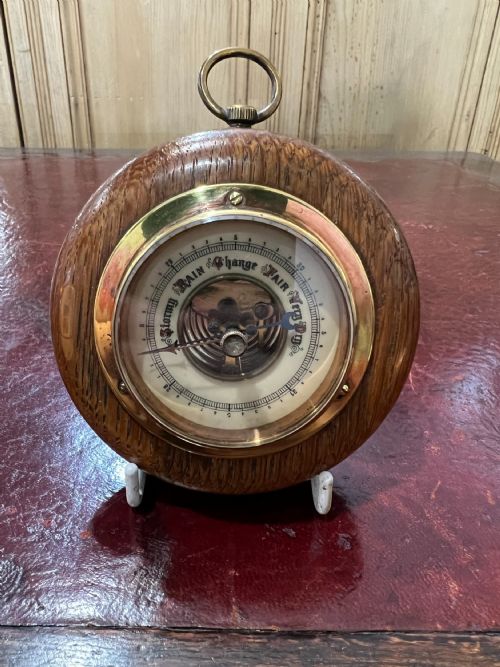 EARLY 20TH CENTURY CIRCULAR OAK BRASS BAROMETER - ADDITIONAL PHOTO 1
