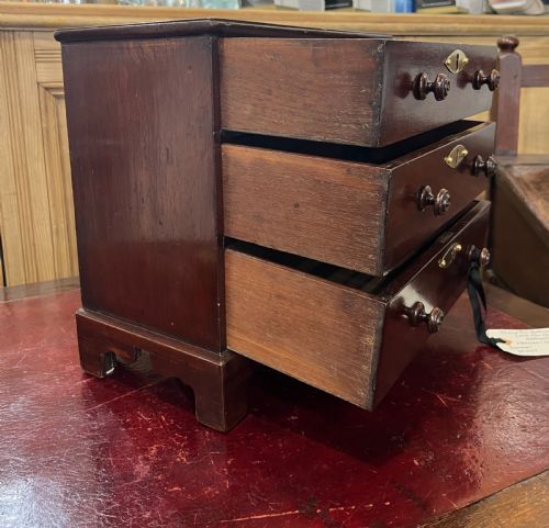 LATE 19TH CENTURY MAHOGANY TABLE TOP CHEST OF DRAWERS - ADDITIONAL PHOTO 8
