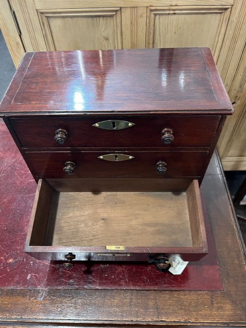 LATE 19TH CENTURY MAHOGANY TABLE TOP CHEST OF DRAWERS - ADDITIONAL PHOTO 5