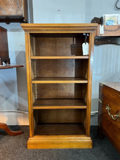 solid oak bookcase with adjustable shelves late 19thearly 20th century - CATEGORY: ANTIQUE BOOKCASES - DATED 1900