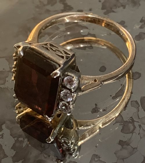 ART DECO EMERALD CUT GARNET AND WHITE SAPPHIRE 9CT GOLD RING SIZE K12 - ADDITIONAL PHOTO 2