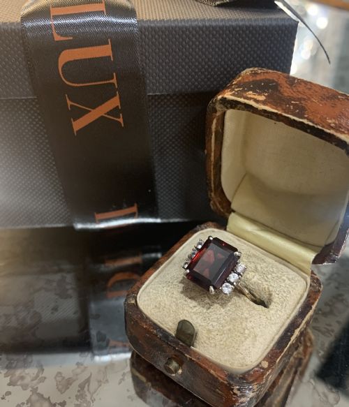 ART DECO EMERALD CUT GARNET AND WHITE SAPPHIRE 9CT GOLD RING SIZE K12 - ADDITIONAL PHOTO 4