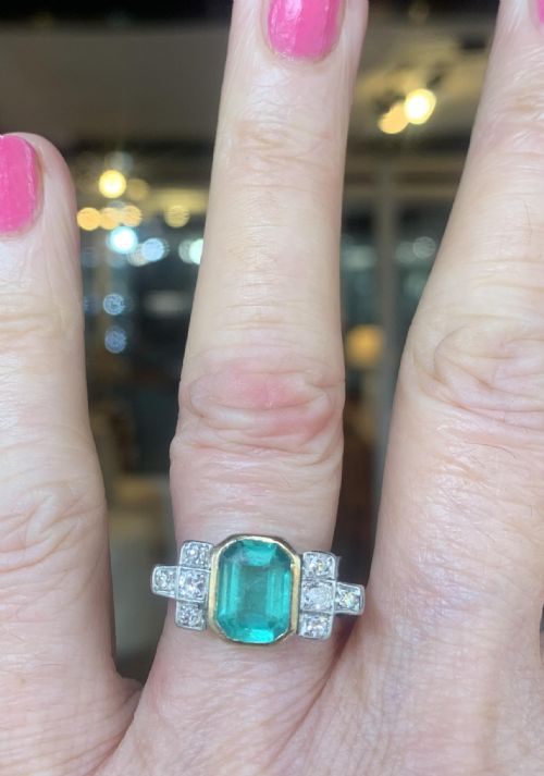 FABULOUS ART DECO EMERALD AND DIAMOND 18CT GOLD RING SIZE R - ADDITIONAL PHOTO 1