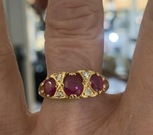ANTIQUE RUBY DIAMOND 18CT GOLD TRILOGY RING SIZE N - ADDITIONAL PHOTO 4