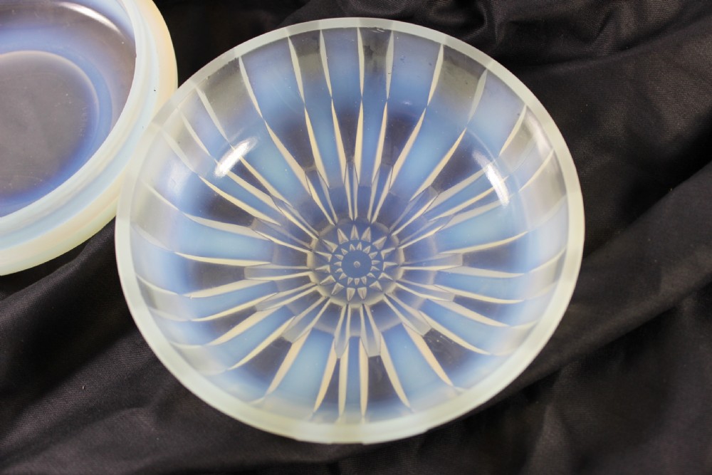 French art deco opalescent powder box c.1920 View III