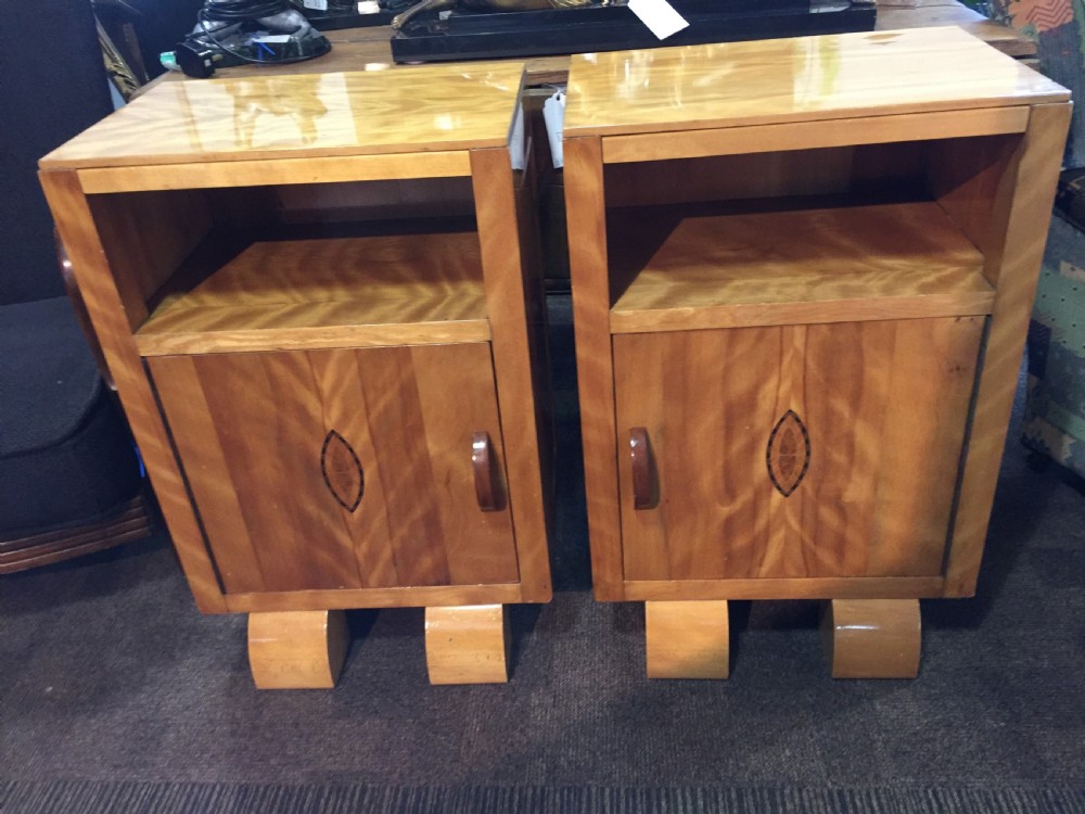 Fine Pair of Art Deco Maple Bedside Cabinets c.1930