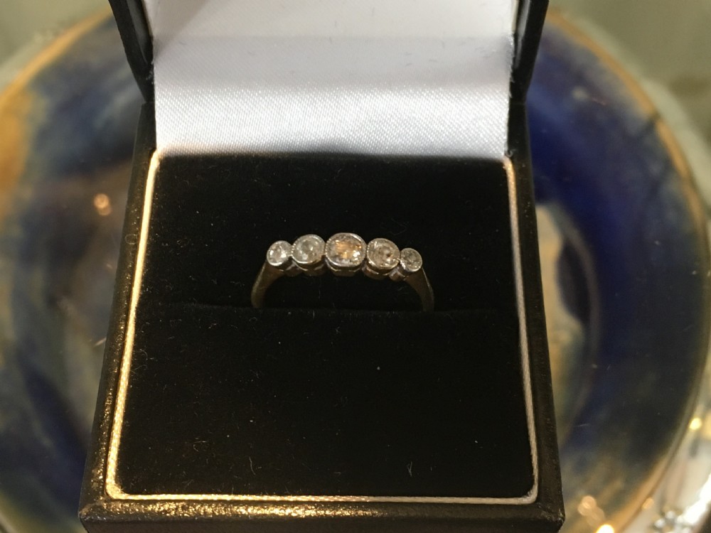 18ct Gold Ring Set With Five Brilliant Cut Graduating Diamonds Size M c1940