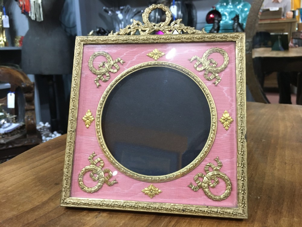 French Picture Frame with Silk Background - Gilded Bronze 1900-1920s View II