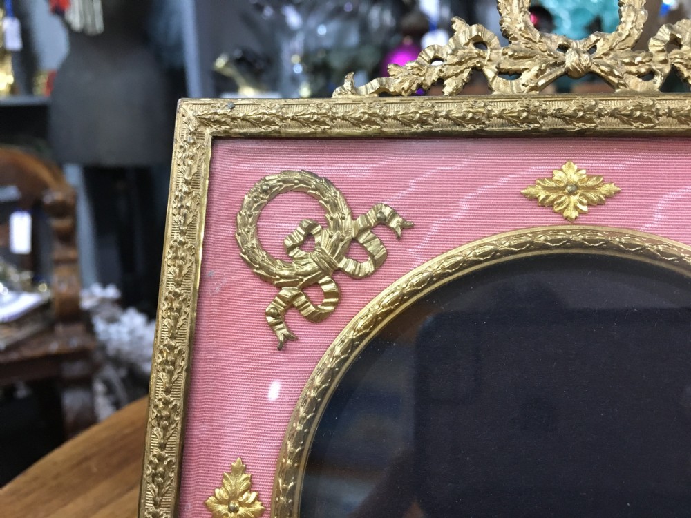 French Picture Frame with Silk Background - Gilded Bronze 1900-1920s View IV