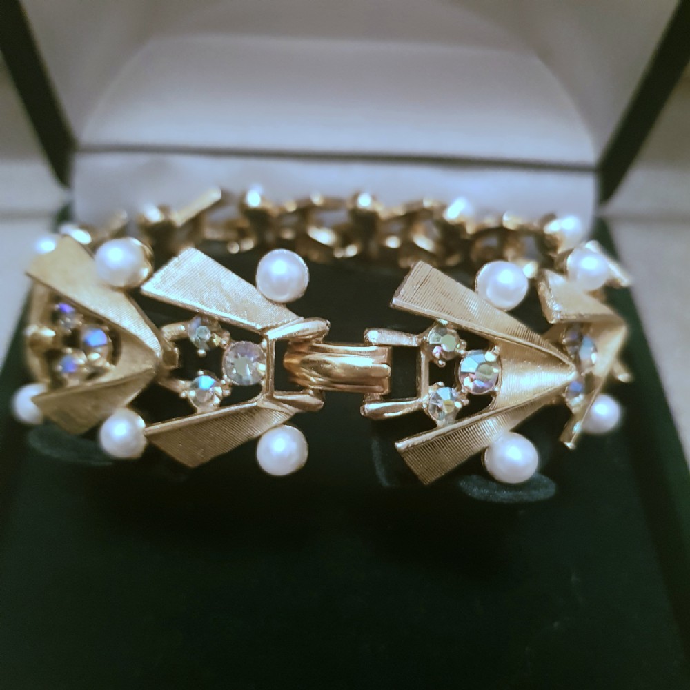1940s - 50s Brushed Gold Plated Aurora Borealis Crystal & Cultured Pearl Bracelet in Art Deco Style View VIII