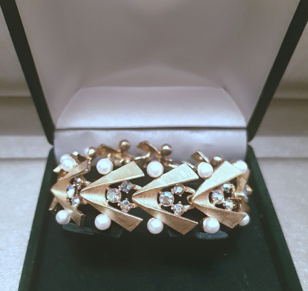 1940s - 50s Brushed Gold Plated Aurora Borealis Crystal & Cultured Pearl Bracelet in Art Deco Style View II