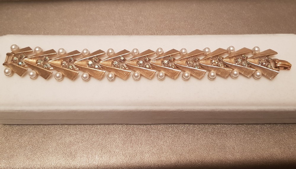 1940s - 50s Brushed Gold Plated Aurora Borealis Crystal & Cultured Pearl Bracelet in Art Deco Style View III