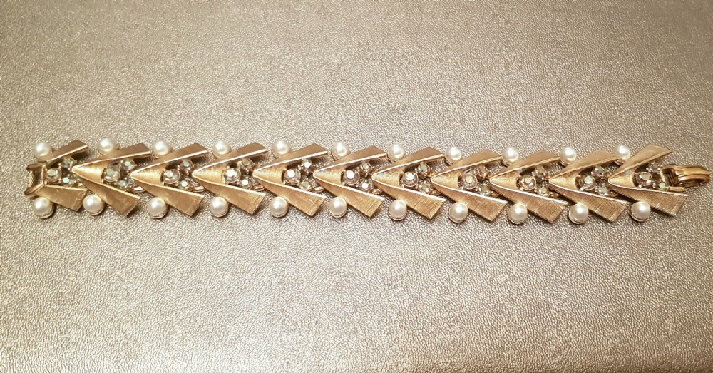 1940s - 50s Brushed Gold Plated Aurora Borealis Crystal & Cultured Pearl Bracelet in Art Deco Style View IV