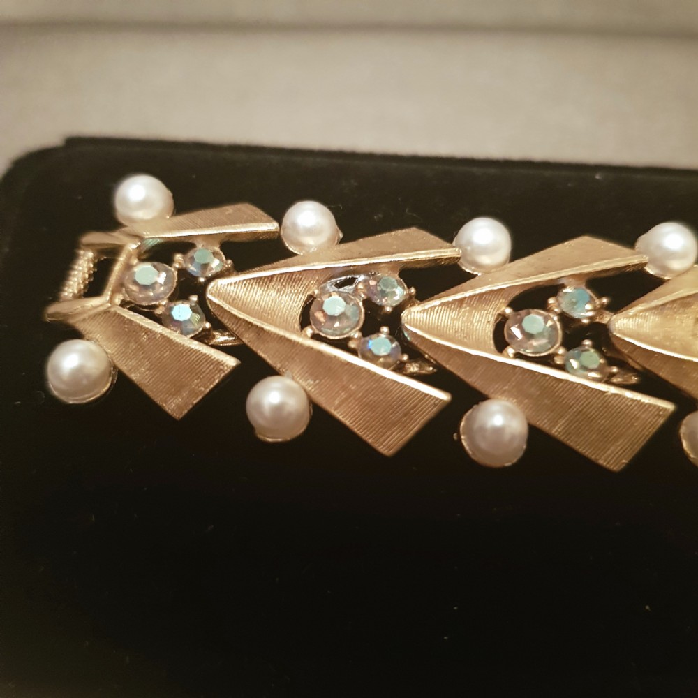 1940s - 50s Brushed Gold Plated Aurora Borealis Crystal & Cultured Pearl Bracelet in Art Deco Style View VI