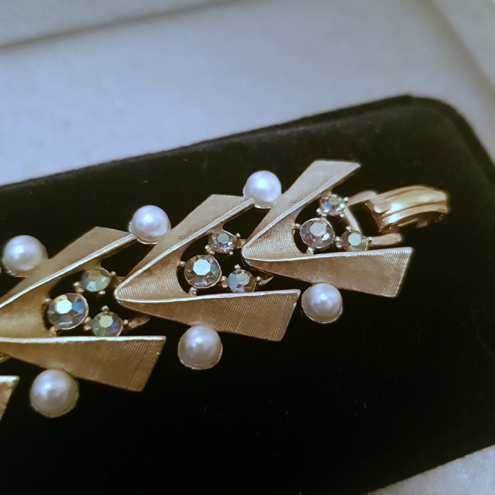 1940s - 50s Brushed Gold Plated Aurora Borealis Crystal & Cultured Pearl Bracelet in Art Deco Style View VII