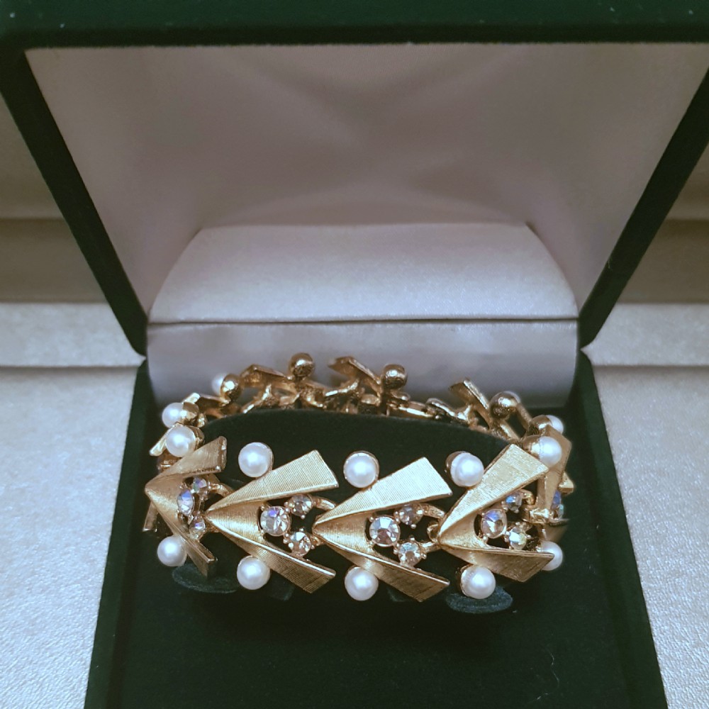 1940s - 50s Brushed Gold Plated Aurora Borealis Crystal & Cultured Pearl Bracelet in Art Deco Style View IX