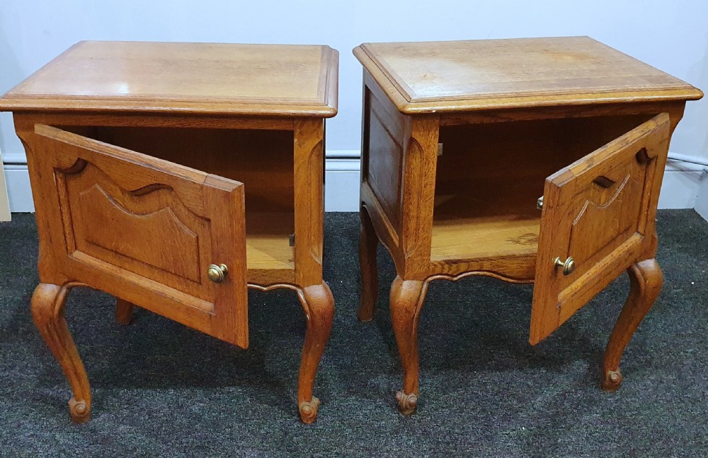 French Light Oak Early 1900s Low Bedside Tables / Cabinets View XII
