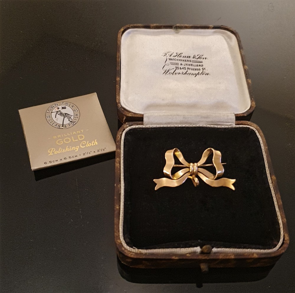 Victorian 15ct Gold Bow Brooch in Box View II