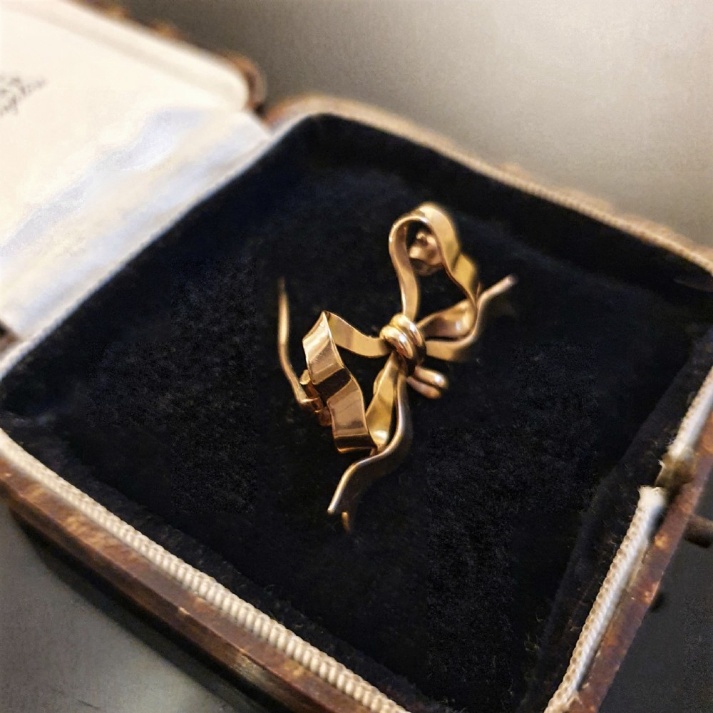 Victorian 15ct Gold Bow Brooch in Box View IV