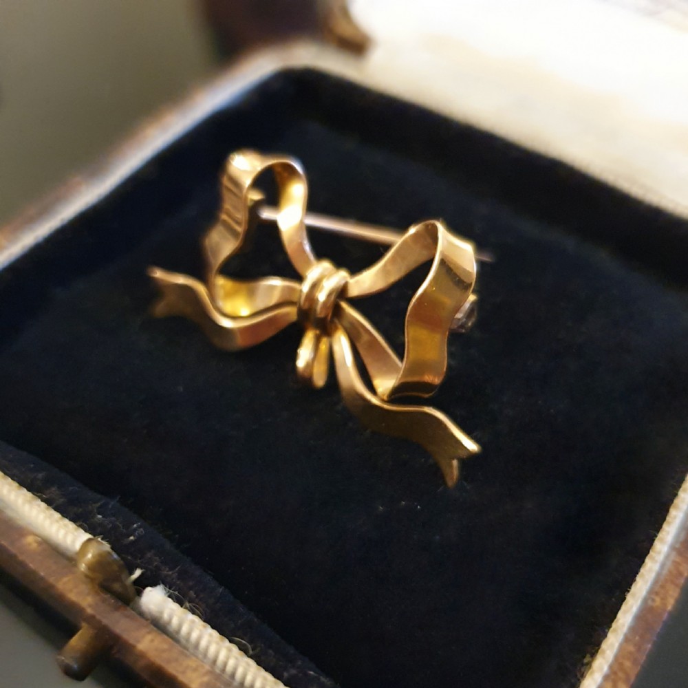 Victorian 15ct Gold Bow Brooch in Box View XII