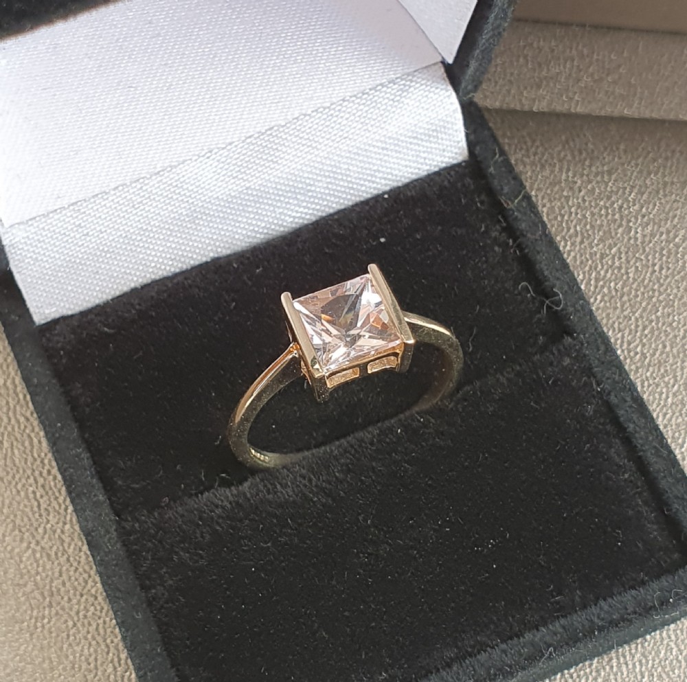 Radiant Cut 1.5ct Morganite Solitaire 9ct Yellow Gold Ring  View VIII