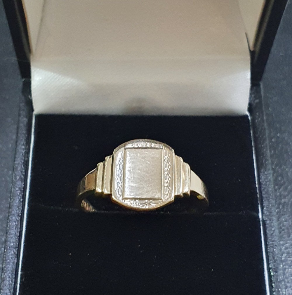 Men's 1955 Vintage 9ct Gold Signet Ring  View VIII