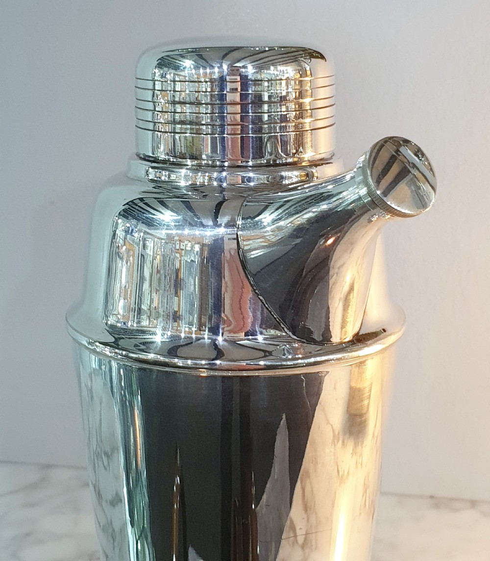 Walker & Hall Art Deco Cocktail Shaker with Pouring Spout c.1930s in Silver Plate View VII
