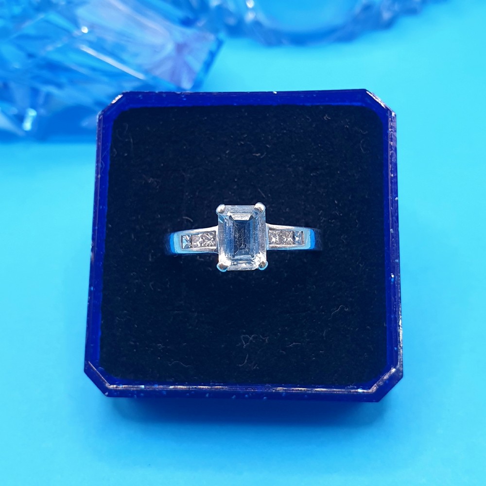 9ct Gold Diamond & Aquamarine Ring - size L1/2