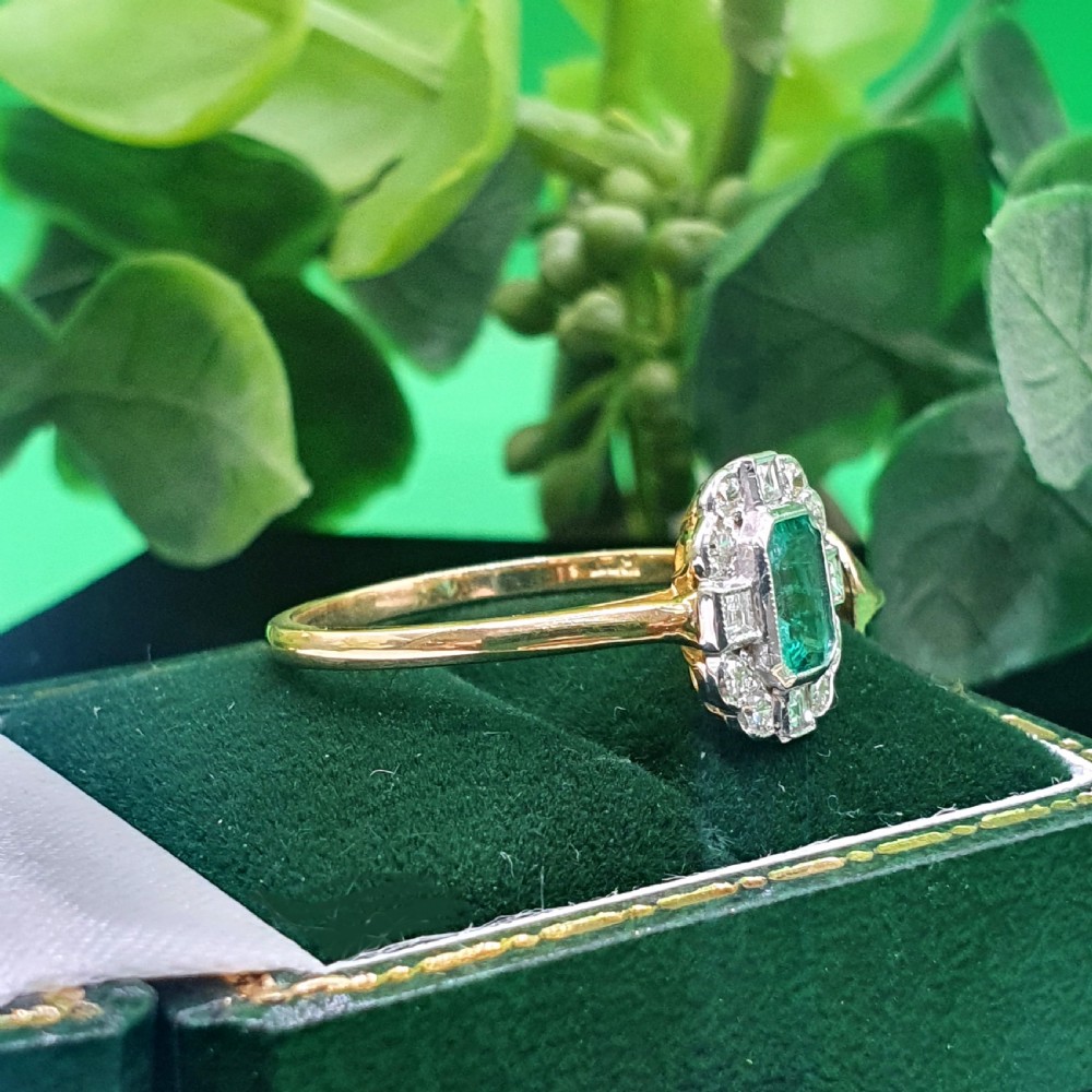 Emerald & Diamond 18ct Gold Ring - size O1/2 View VII