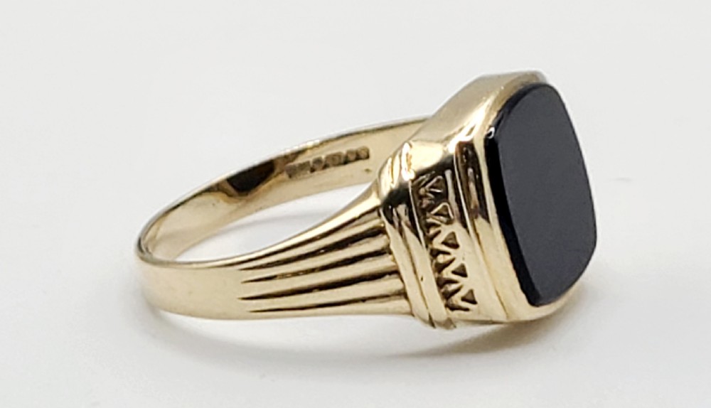 9ct Gold & Onyx Signet Ring (V) View IV