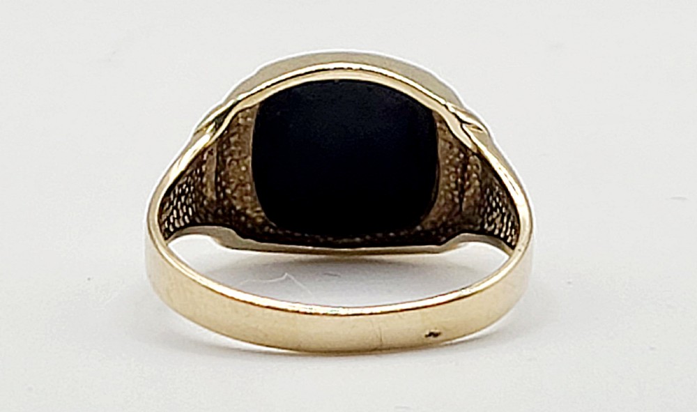 9ct Gold & Onyx Signet Ring (V) View V