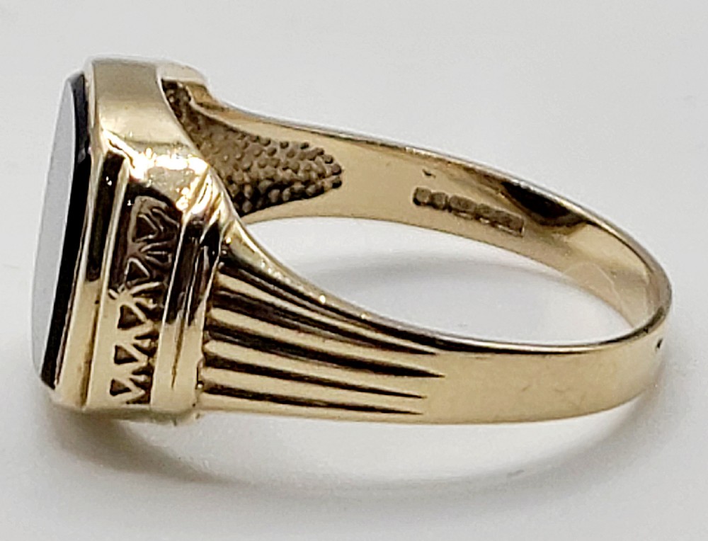 9ct Gold & Onyx Signet Ring (V) View VI