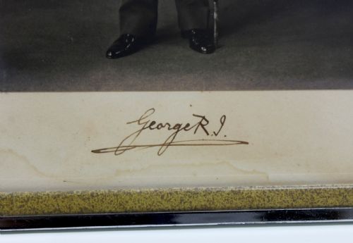 SIGNED FRAMED PHOTOGRAPHIC PORTRAITS OF KING GEORGE V AND QUEEN MARY FOR ASPREYS - ADDITIONAL PHOTO 3