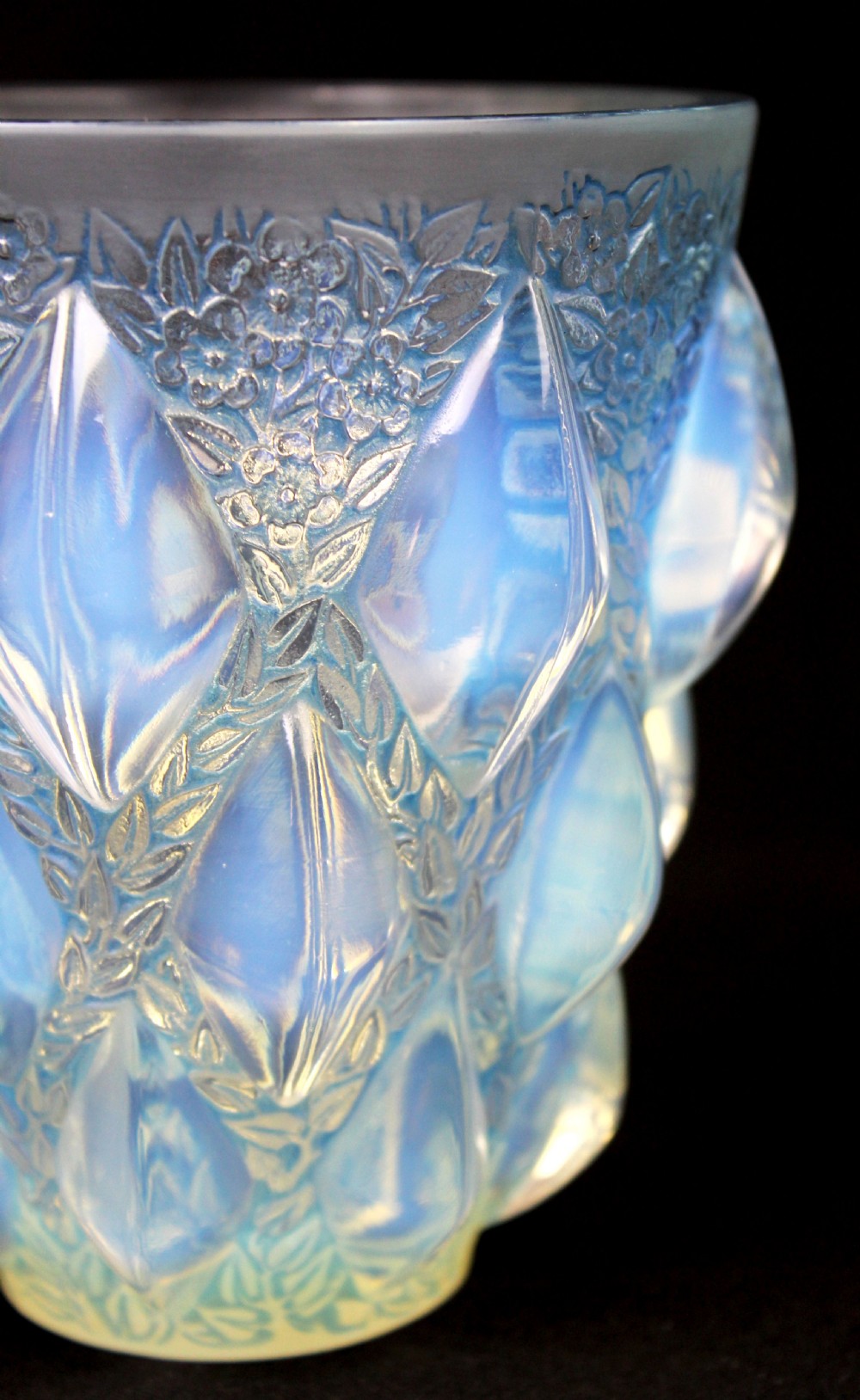 René Lalique 'Rampillon' vase View IV